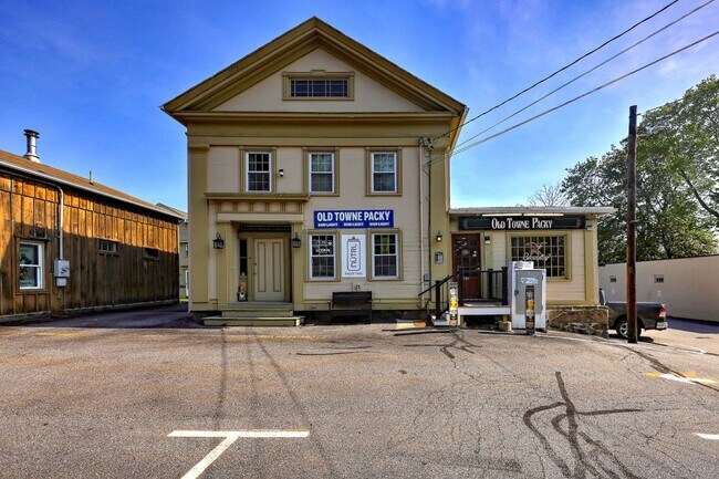 Building Photo - 17 Burlington Rd