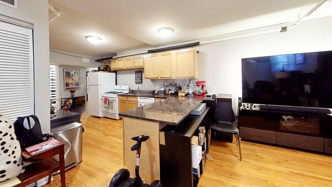 Interior Photo - 1331-41 W. Addison