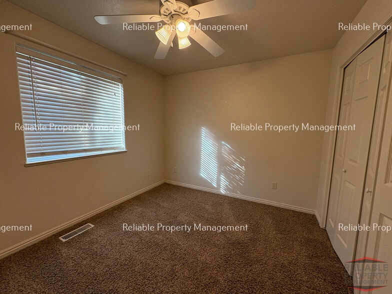 Building Photo - 1400 Falcon Dr