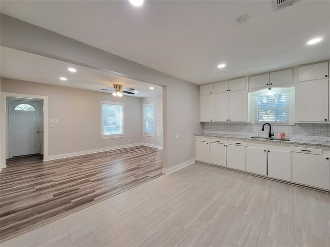 Building Photo - 1113 San Jacinto St