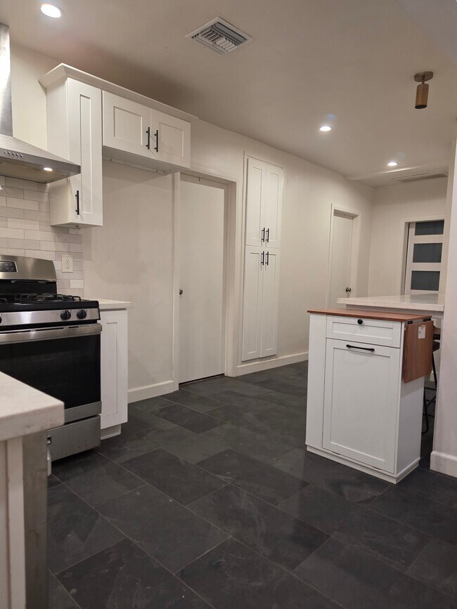 Building Photo - 746 N Virginia Ct