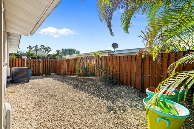 Building Photo - Single Family home on quiet street steps from the Intracoastal and Dining