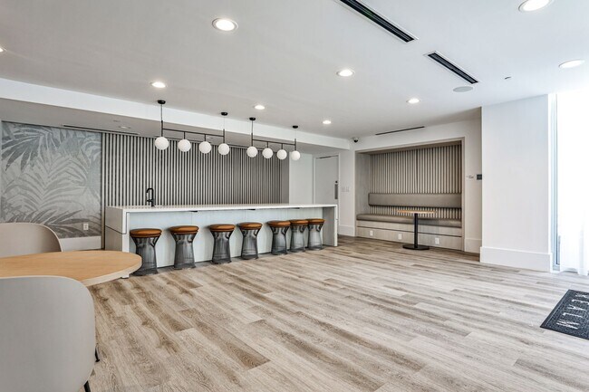 Building Photo - Luxury 28th Floor 2 Bedroom Condo For Leas...