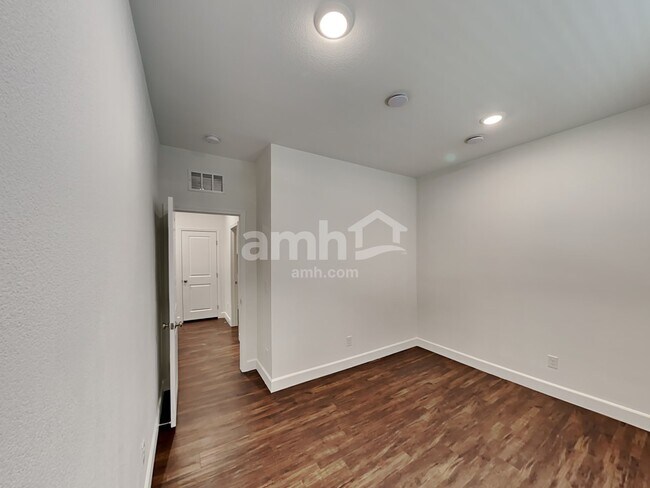 Building Photo - 10465 Beavertail Hill Ave