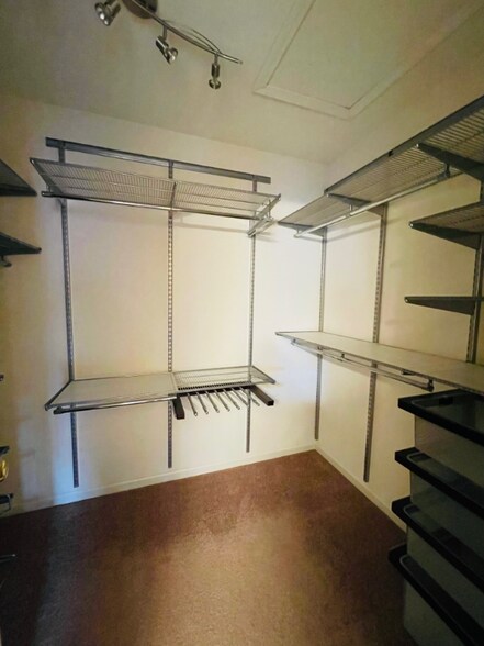 Building Photo - 2401 Sunshine Ln