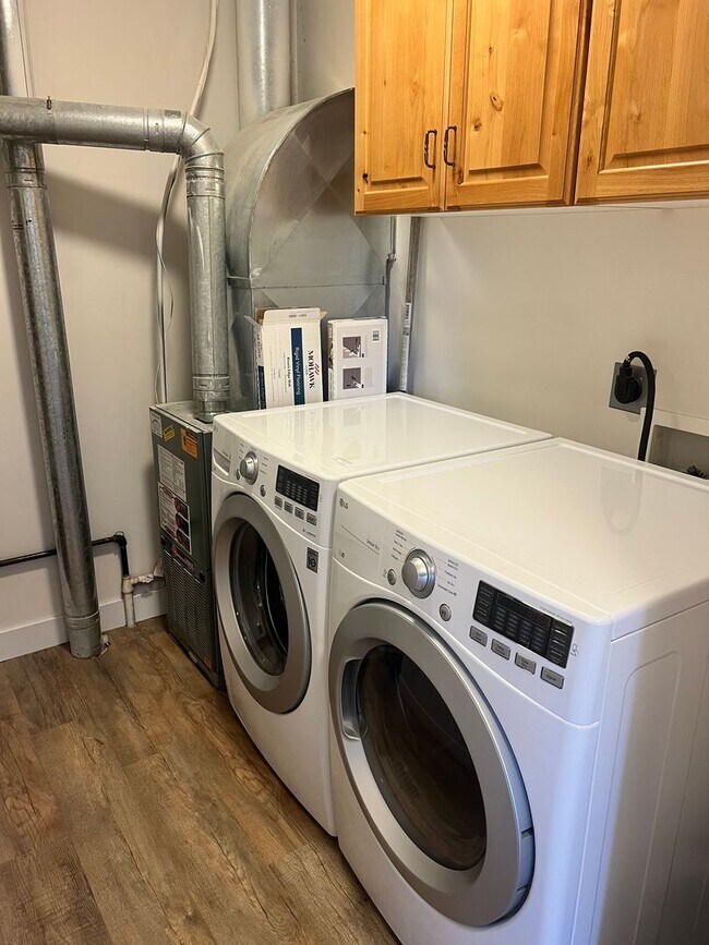 Building Photo - Kamas Cutie