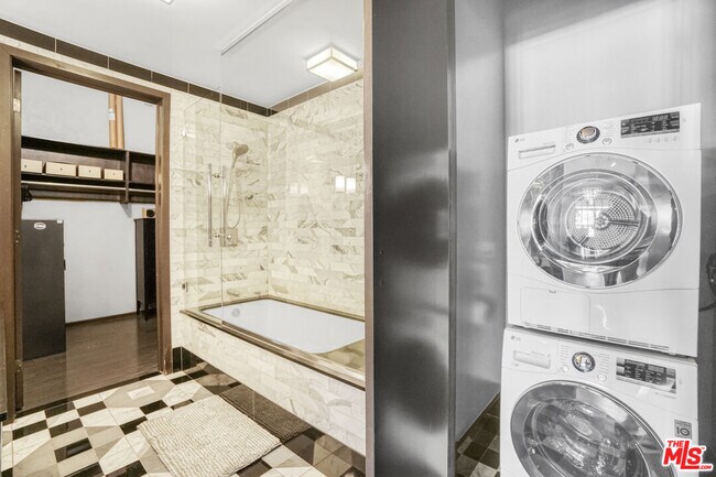 Building Photo - 1645 Vine St