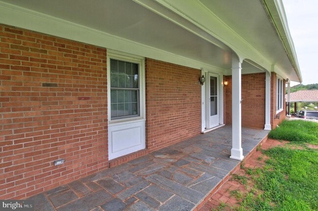 Building Photo - 113 Thornton Ct