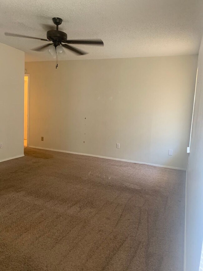 Building Photo - 4bedroom in 2bathroom located in Avondale