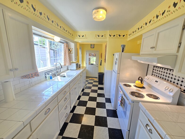 Kitchen - 1065 13th St NE