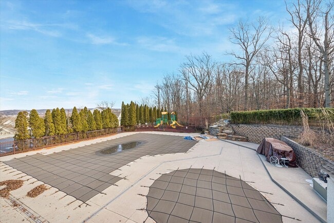 Building Photo - Avaible now, 3B/2.5B Townhome in Whiteland Woods!