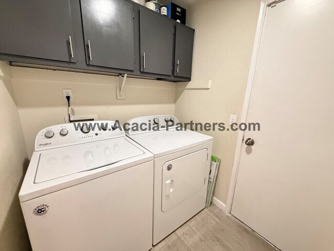Building Photo - Three bedroom home with spacious great room