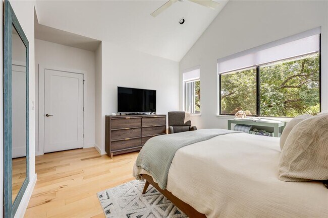 Building Photo - 2709 E 14th St