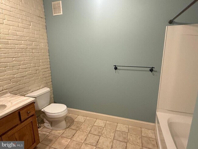 Building Photo - 101 King St