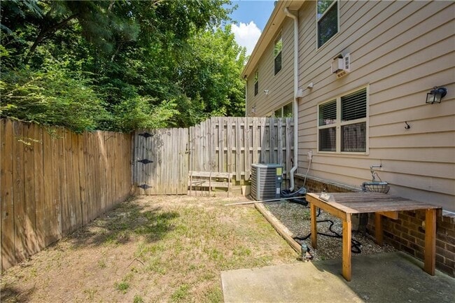 Building Photo - 2249 Knoxhill View