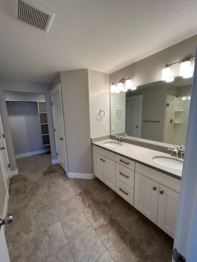Building Photo - 4 Bedroom Exchange Townhome