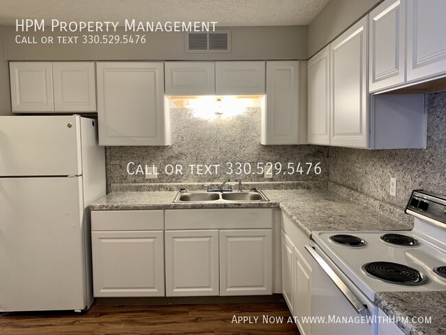 Building Photo - Move-in Special! Spacious Updated Plain To...