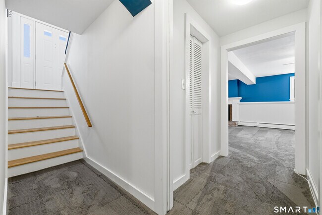 Building Photo - 10 College St