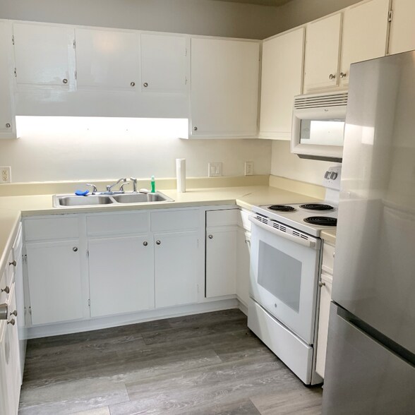 Building Photo - 1200 Zion Dr