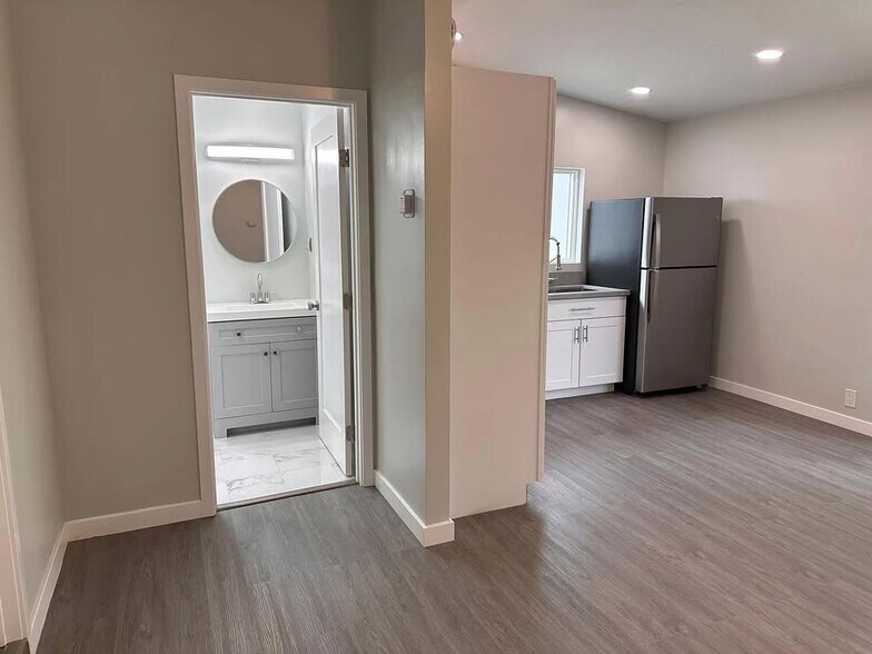 Building Photo - 2203A Alta Vista Dr
