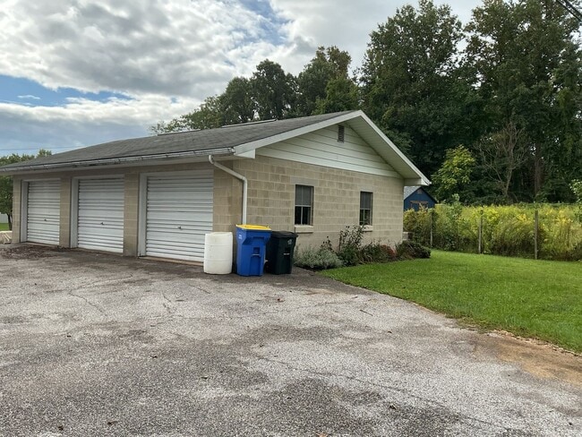 Building Photo - 2805 Old Trail Rd