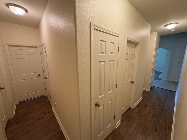 Building Photo - Immaculate NW Visalia home for rent!