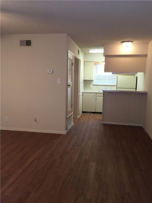 Building Photo - Redwood North — Your Midtown Hideout Near(...