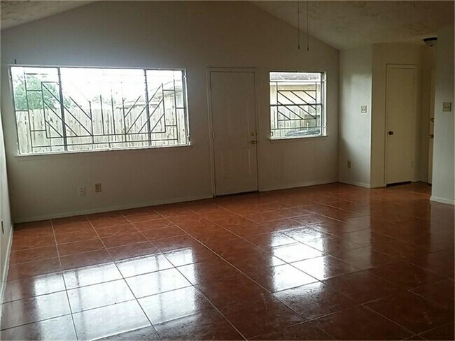 Building Photo - 3 bedroom, 2 bath Duplex to Make Home