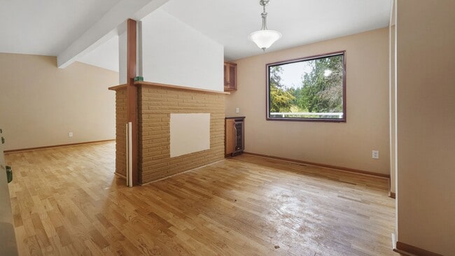 Building Photo - Beautifully Remodeled Bellevue Home in Prime Location