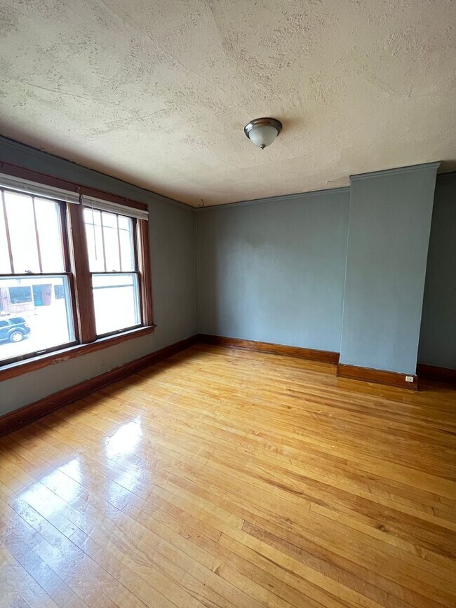 Building Photo - AVAILABLE JUNE - 4 Bed 1 Bath Townhome