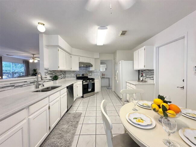 Building Photo - 8223 Golf Green Cir