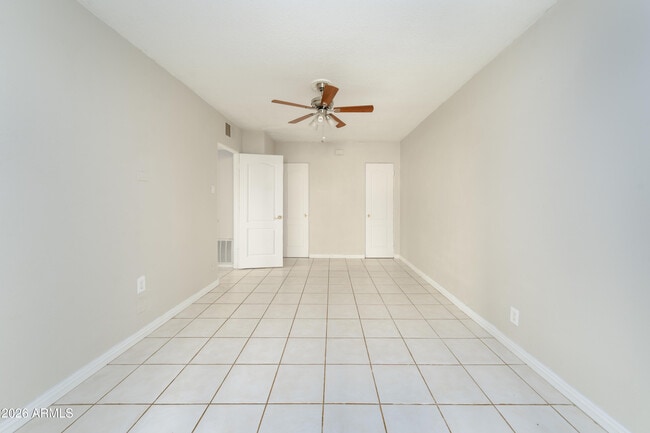 Building Photo - 2416 E Clarendon Ave