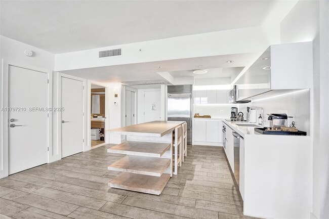 Building Photo - 102 NE 24th St