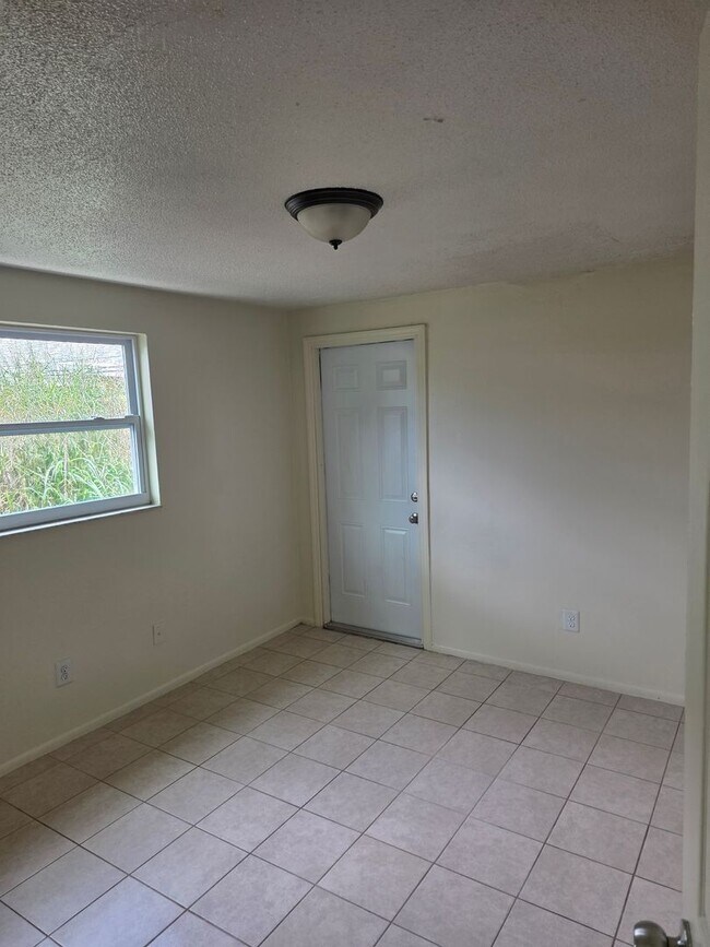 Building Photo - 414 28th Ave W