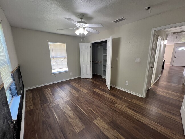 Building Photo - 664 W Tram Rd