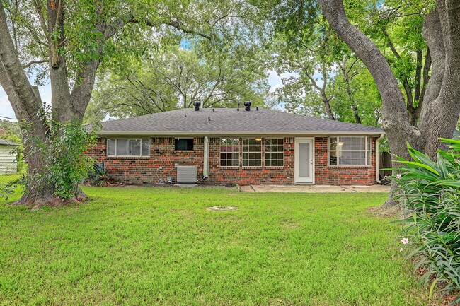 Building Photo - 6407 Crestside Dr