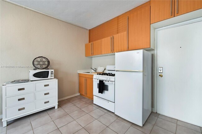 Building Photo - 3710 Collins Ave