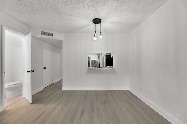 Building Photo - 904 Banks Rd