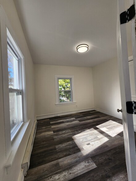 Building Photo - 135 Willow St