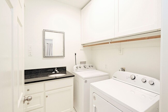 Building Photo - Charming Pet-Friendly Rental Near Pantops & Downtown