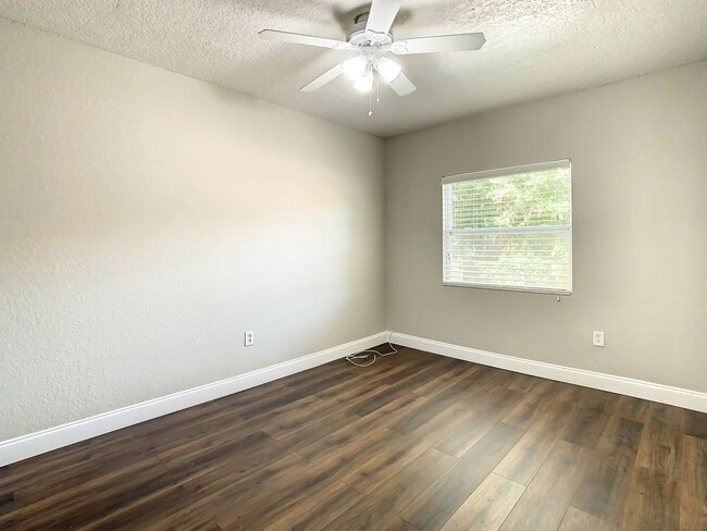 Building Photo - Charming Three bedroom one bath with huge ...