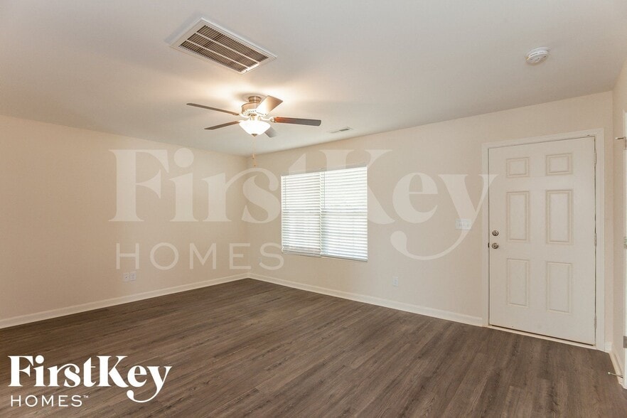 Building Photo - 4011 Maderia Dr NW