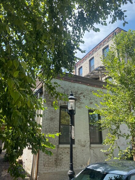 Building Photo - 900 Hickory St