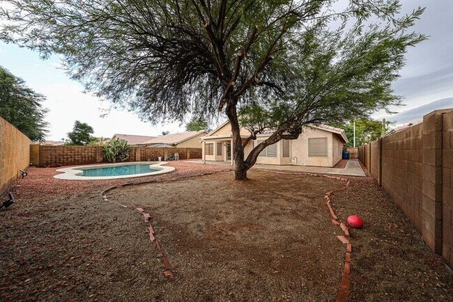 Building Photo - MOVE IN SPECIALS!! Lovely 4-bedroom, 2-bat...