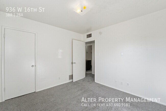 Building Photo - 936 W 16th St