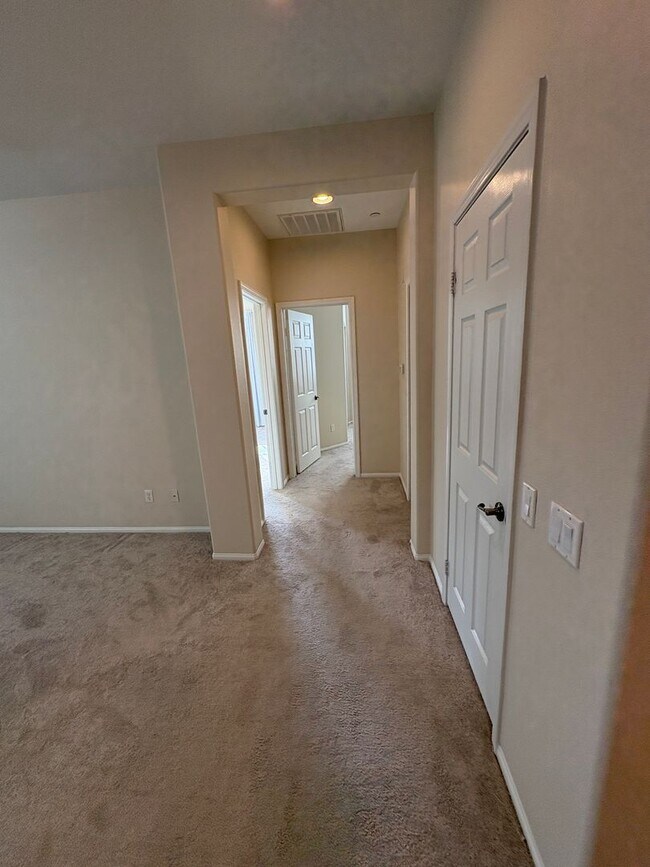 Building Photo - Spacious Townhome in Ventura!