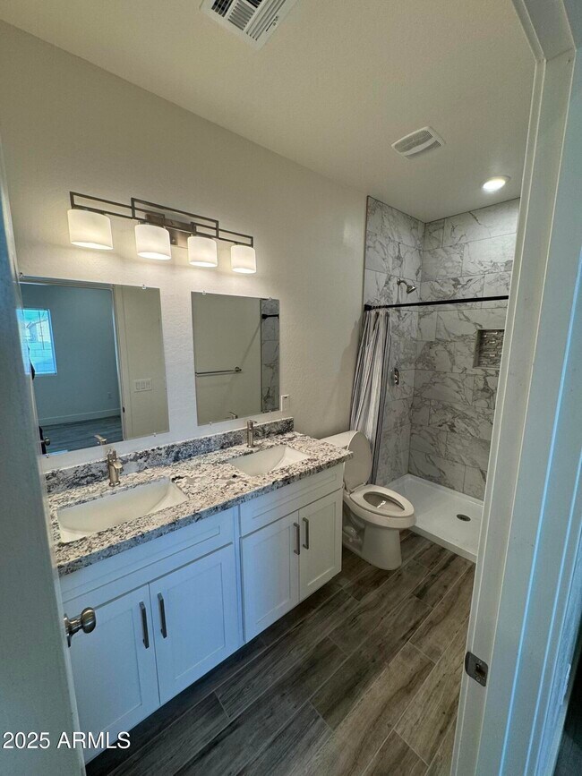 Building Photo - 2814 E Roeser Rd