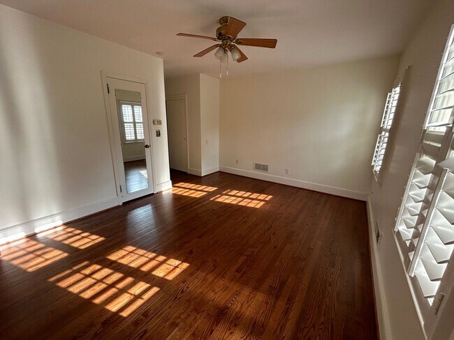 Building Photo - Charming 3/2 House in College Heights- $1,995