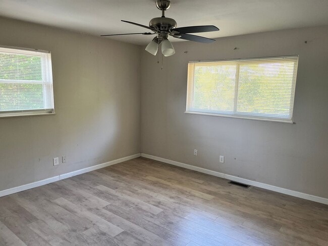 Building Photo - **Spacious 5-Bedroom Home with Modern Upda...