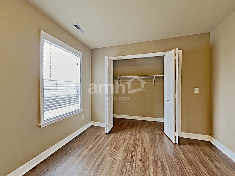 Building Photo - 1017 Aenon Cir